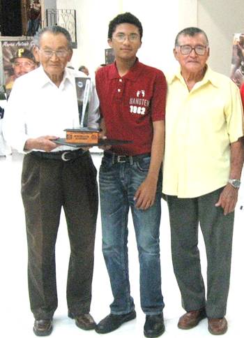 Don_Adriano_Wong_y_Filiberto_Qui_Farf�n_en_ceremonia_de_premiaci�n_de_la_Pe�a_Beisbolera_Campechana_en_el_2009.jpg