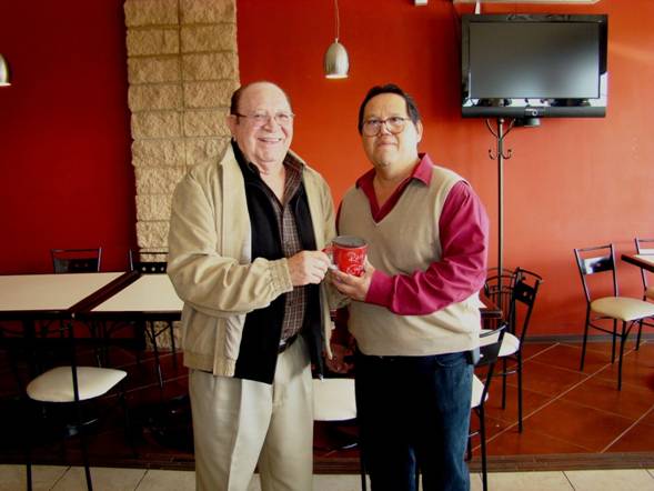 DANTE HERNNDEZ CON UN OBSEQUIO A LEN LERMA.JPG